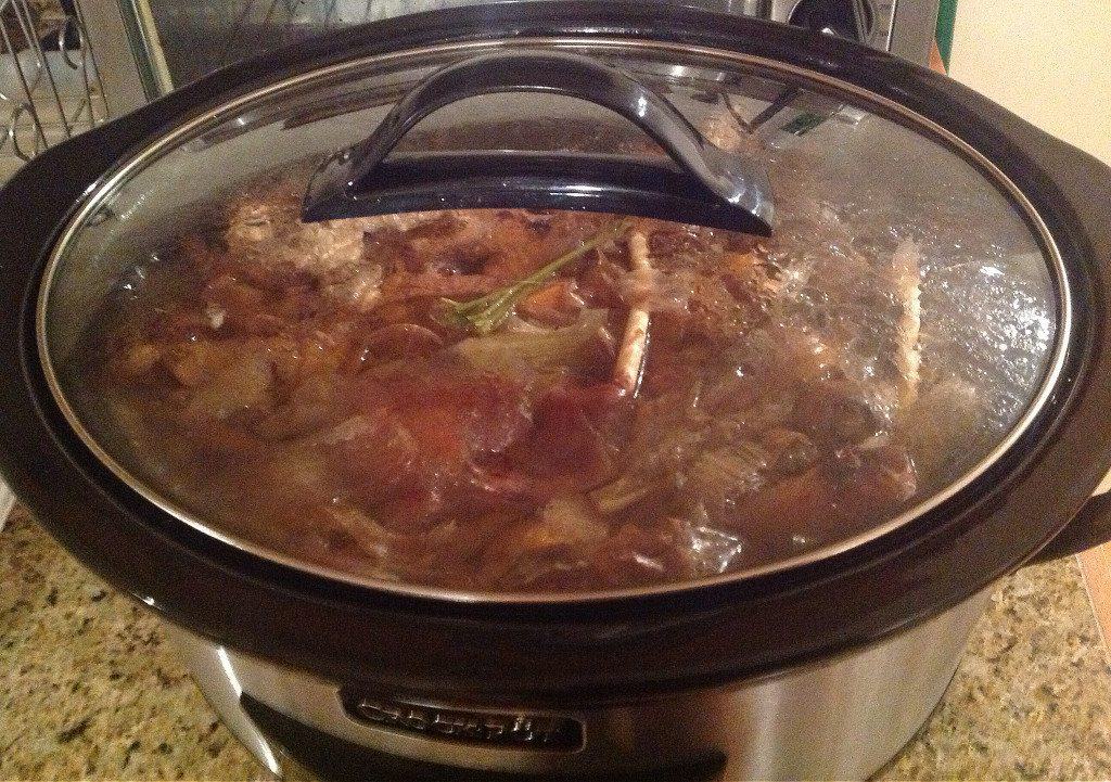 make chicken stock in a slow cooker