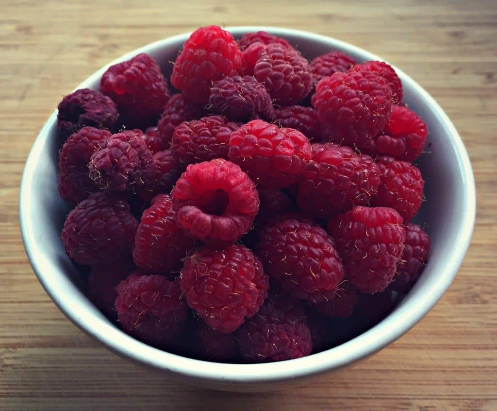 bowl of raspberries