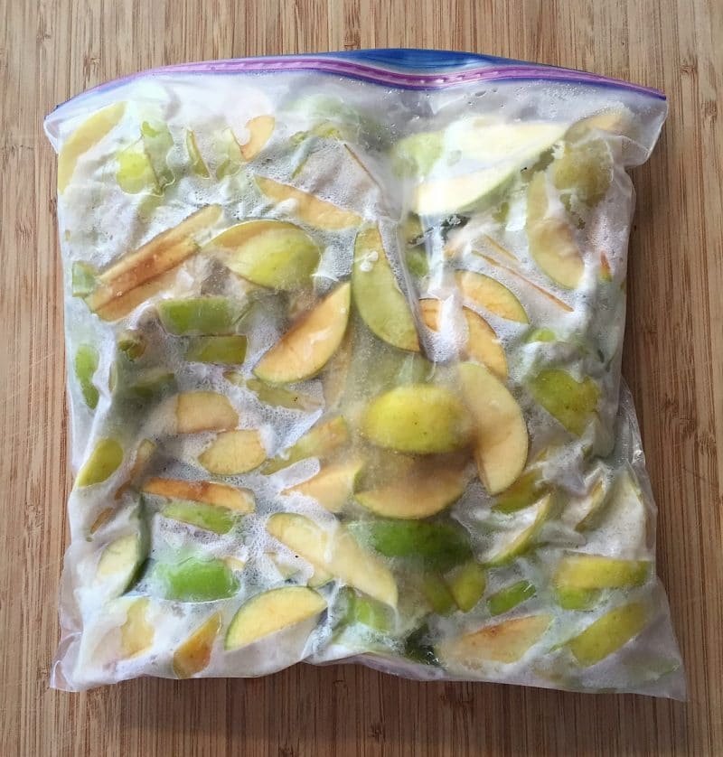 rodajas de manzana congeladas en una bolsa