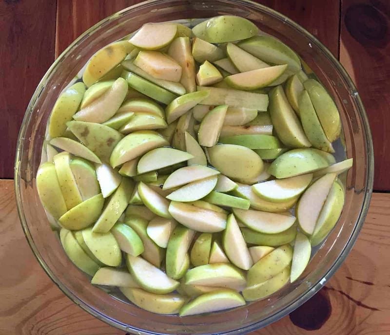 soaking apple slices in lemon water