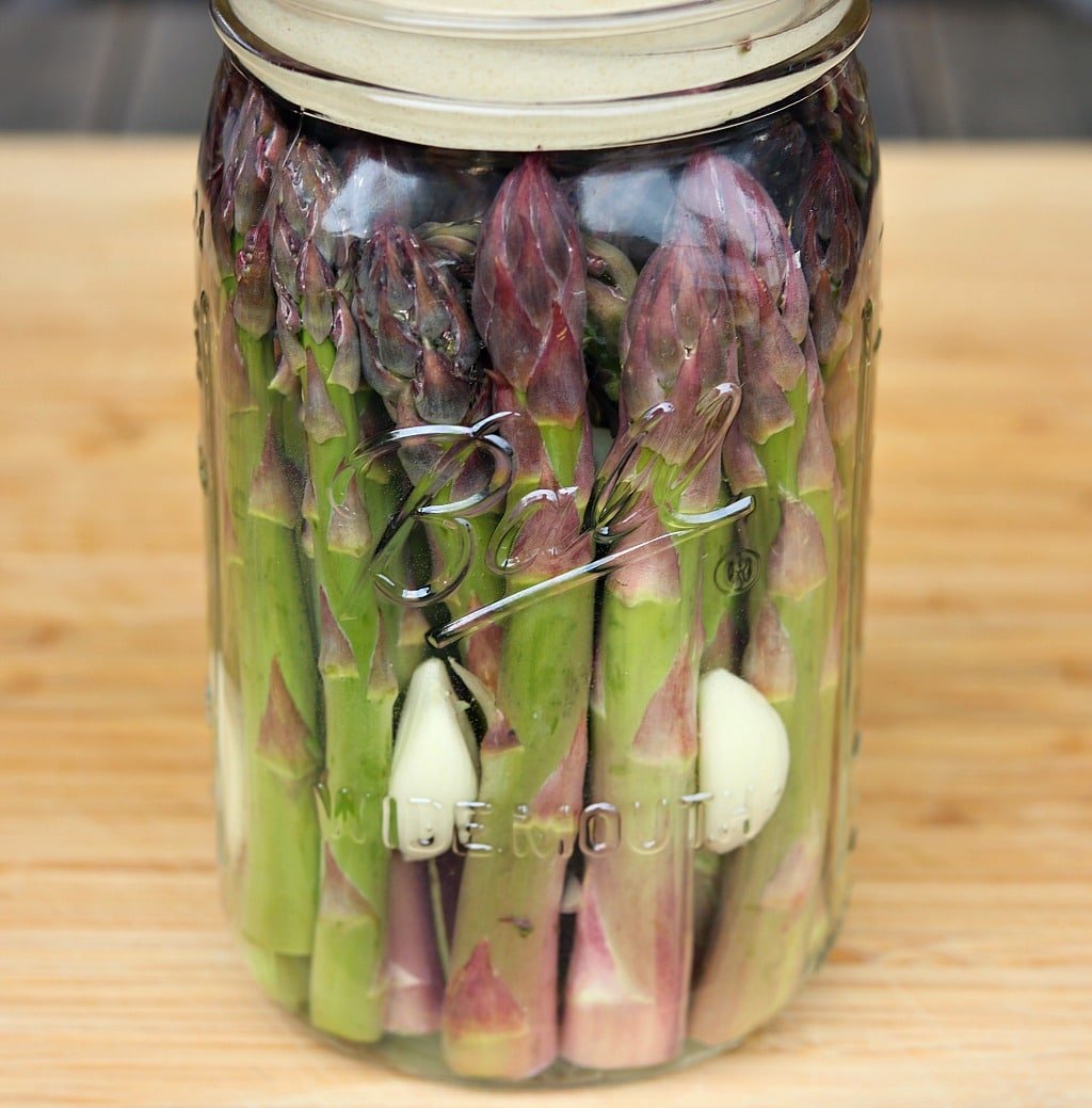 fermenting asparagus with garlic in a quart jar