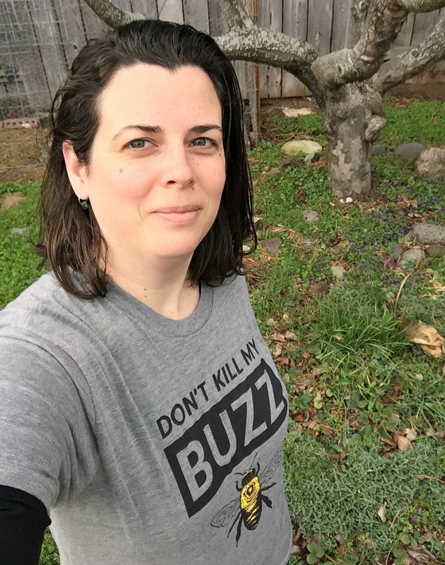 Colleen yllään Beesponsiblen Don ' t Kill My Buzz-t-paita't Kill My Buzz T-shirt from Beesponsible