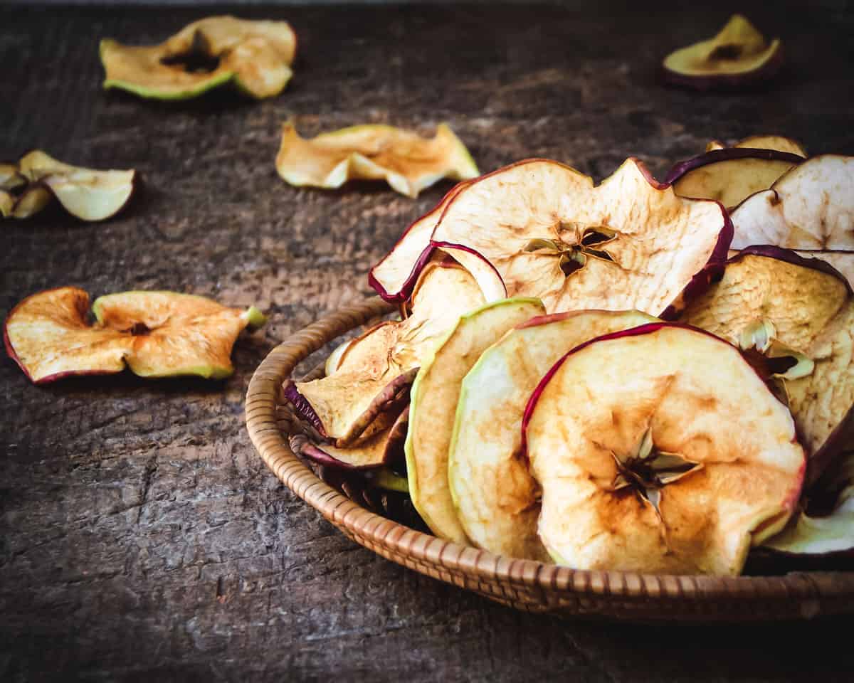 Anneaux de pommes séchées dans un bol