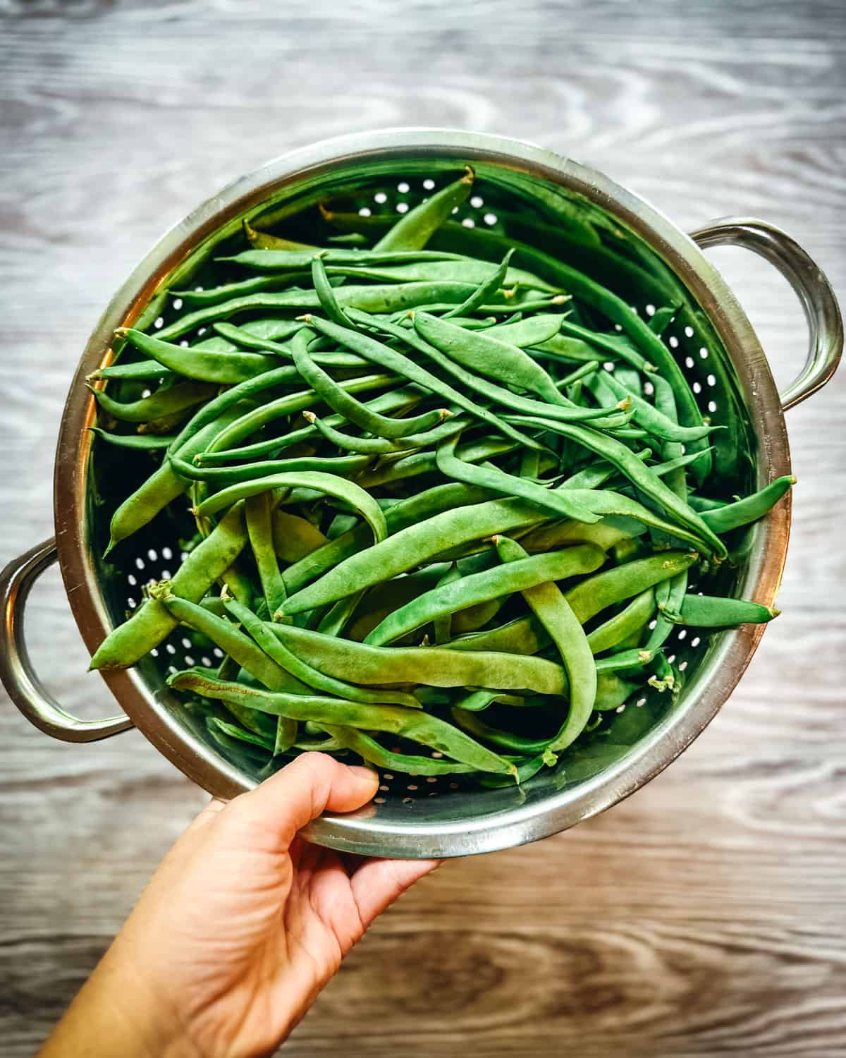 A colander of fresh green beans. 